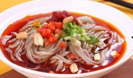 瓜大姐瓜妈吃酸辣粉