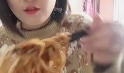 爱笑的女孩吃瓜,揭秘爱笑女孩的欢乐生活”