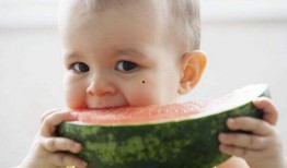 儿童夏日吃瓜图片大全,儿童吃瓜欢乐时光图片集