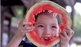 咬秋吃瓜照,秋日里的甜蜜时光