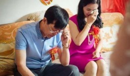 夫妻打闹女儿吃瓜视频,女儿成“吃瓜群众”，温馨家庭瞬间曝光