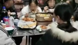 男孩女孩商场吃瓜,趣味横生上演“瓜田战记”