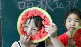 咬秋吃瓜照,秋日里的甜蜜时光