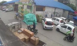 警察抓人女子吃瓜,围观群众竟成“吃瓜群众”