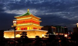 西安钟楼 吃瓜,古韵悠悠，吃瓜群众的欢乐聚集地