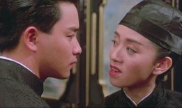 男孩女孩商场吃瓜,趣味横生上演“瓜田战记”