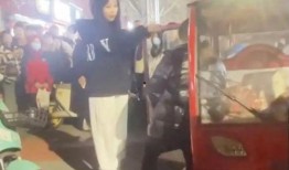 街边吃瓜阿姨视频