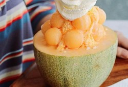 蜜瓜冰激凌怎么吃,夏日清凉新食尚，尽享甜蜜滋味