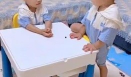 姐姐帮弟弟吃瓜,共同品味人生瓜果