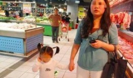 男孩女孩商场吃瓜,趣味横生上演“瓜田战记”